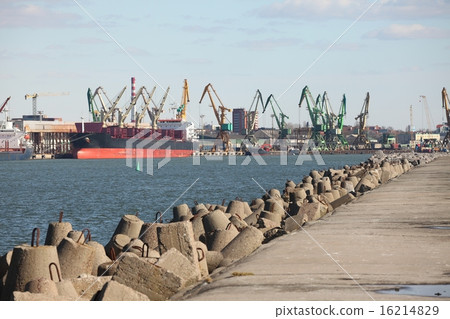 Dock with cranes 16214829