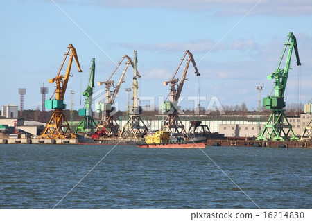 Dock with cranes 16214830