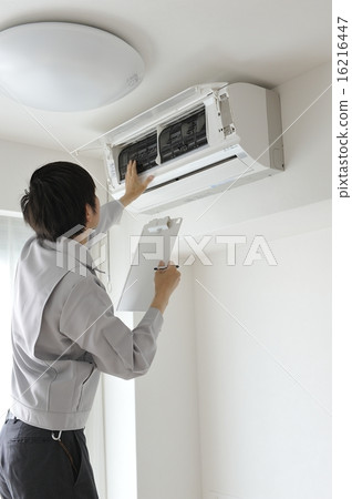 Contractor who inspects air conditioner Contractor who inspects air conditioner 16216447