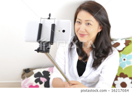 Japanese women who are self-shooting sticks and do selphy 16217084