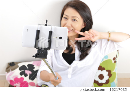 Japanese women who are self-shooting sticks and do selphy 16217085