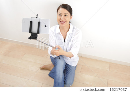Japanese women who are self-shooting sticks and do selphy 16217087