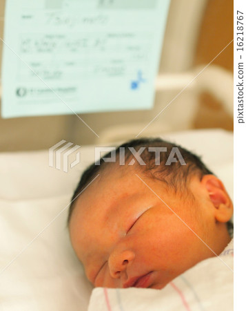 新生兒在產科醫院就診後立即出生 16218767