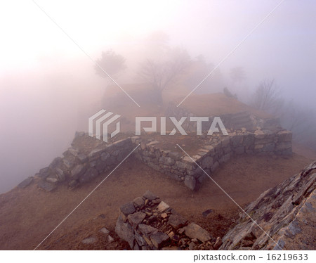 Immediately after sunrise, the fantastic sky castle "Takeda Castle Ru" gradually reveals from the sea of clouds (from the Tenori-odori) / "National Designated Historic Site" 16219633