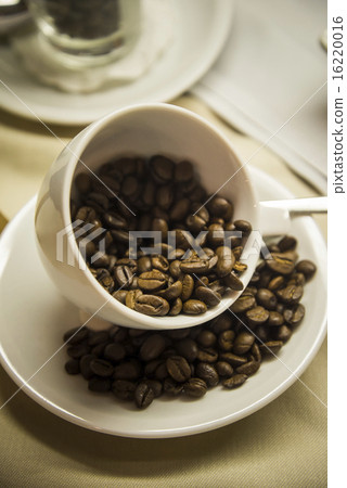 Coffee beans and coffee cups Coffee beans and coffee cups 16220016