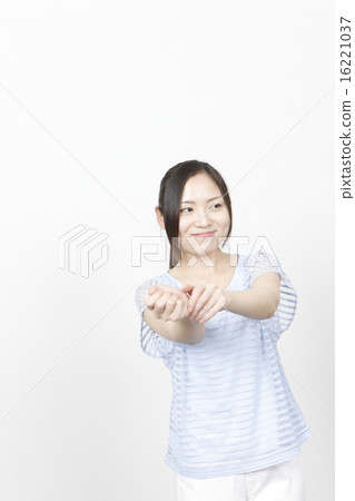 有自然身體姿勢的一名婦女 有自然身體姿勢的一名婦女 16221037