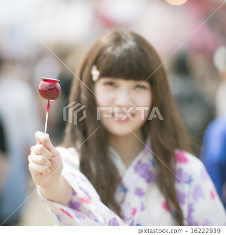 Women's hand with apple candy 16222939