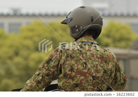 地面自衛隊駐軍車庫一般開放展覽訓練偵察員騎摩托車 16223602