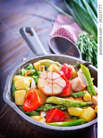 baked meat with vegetables 16223777