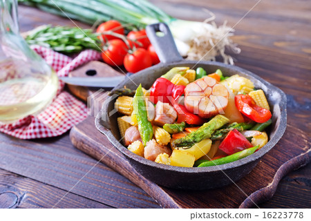 baked meat with vegetables 16223778
