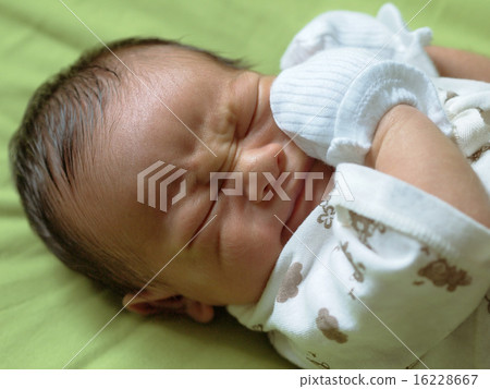 做手套的嬰兒開始哭泣 16228667