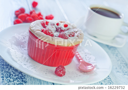 raspberry souffle 16229732