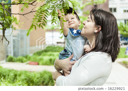 Mother and baby relaxing in the park 16229921