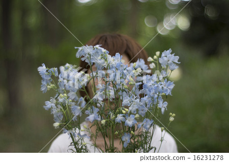 A woman with a blue flower bouquet 16231278