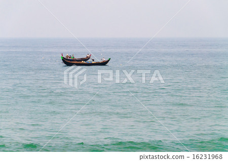 Fishing boats in the ocean 16231968