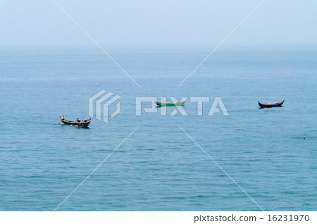 Fishing boats in the ocean 16231970