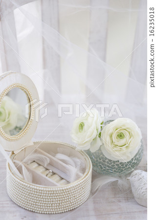 首飾盒和鮮花 16235018