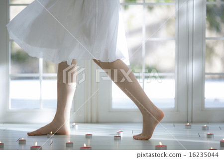 婦女在放置蠟燭的地板上行走 婦女在放置蠟燭的地板上行走 16235044