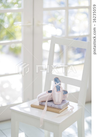拖鞋放在椅子上 16235059