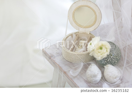 首飾盒和花在椅子上 16235182