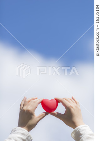 有一顆心的女人的手 16235184