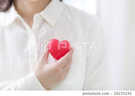 有一顆心的女人的手 有一顆心的女人的手 16235245