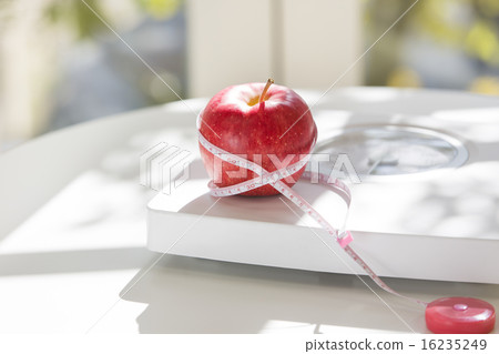 放在秤上的蘋果 放在秤上的蘋果 16235249