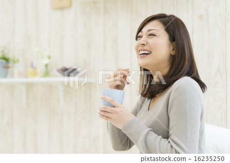笑與杯子的婦女 笑與杯子的婦女 16235250