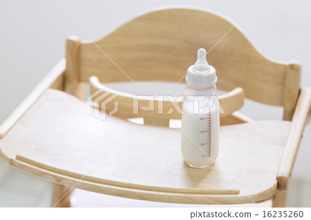 嬰兒奶瓶放在嬰兒椅 16235260