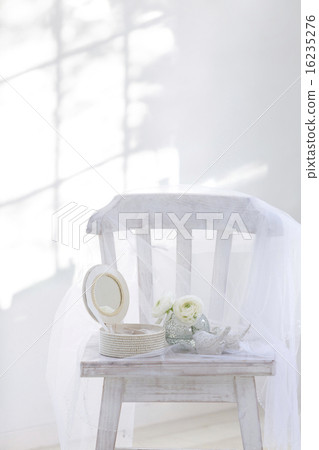 首飾盒和鮮花放在椅子上 16235276