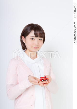 有玩具消防車的一位護士 16236259