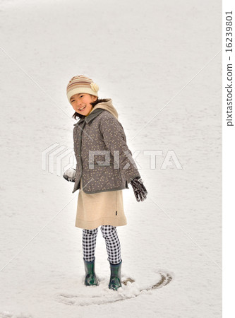 A girl playing snow 16239801