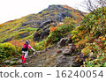 一名女登山者爬上日本百山谷谷川峰 16240054