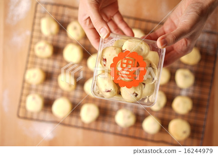 Baking cookies for auspicious reasons 16244979