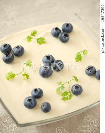 Blueberry rare cheesecake linen background (vertical position high angle) Blueberry rare cheesecake linen background (vertical position high angle) 16247396