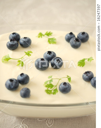 Blueberry rare cheesecake linen background (vertical position) 16247397