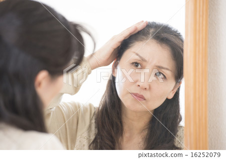 一個女人看到他的頭髮很困擾 一個女人看到他的頭髮很困擾 16252079