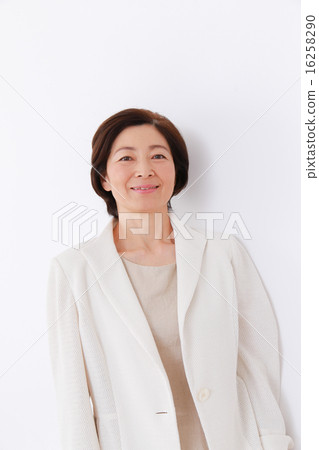 中年婦女在西裝形狀 16258290
