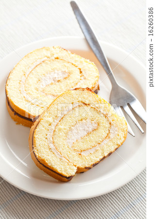 圖庫照片: sweet sponge roll dessert