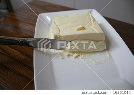 Knife is cutting the butter 16261013