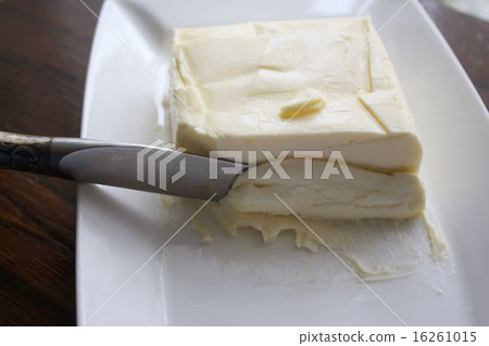 Knife is cutting the butter 16261015