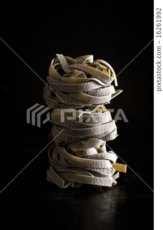 black tagliatelle pasta 16261992