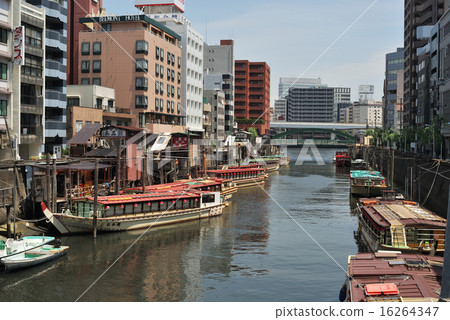 從Yanagibashi和居住船看的神田河的造船廠 16264347
