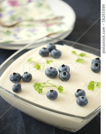 Blueberry rare cheesecake (vertical position) 16265899