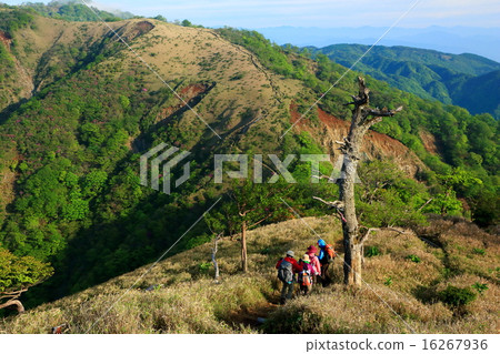 Climber going through Tanzawa · Main ridgeline 16267936