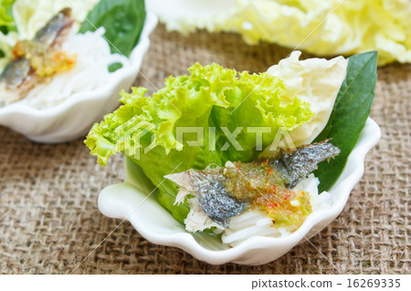 Fried mackerel served with vermicelli. 16269335