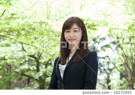 女商人室外微笑 女商人室外微笑 16272091
