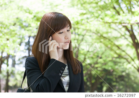 女商人室外手機 女商人室外手機 16272097