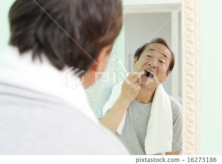 Senior to see front teeth 16273186