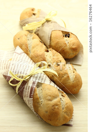 Karenz and walnut bread 16276464